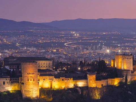 Die Alhambra bei Nacht mit privatem Guide